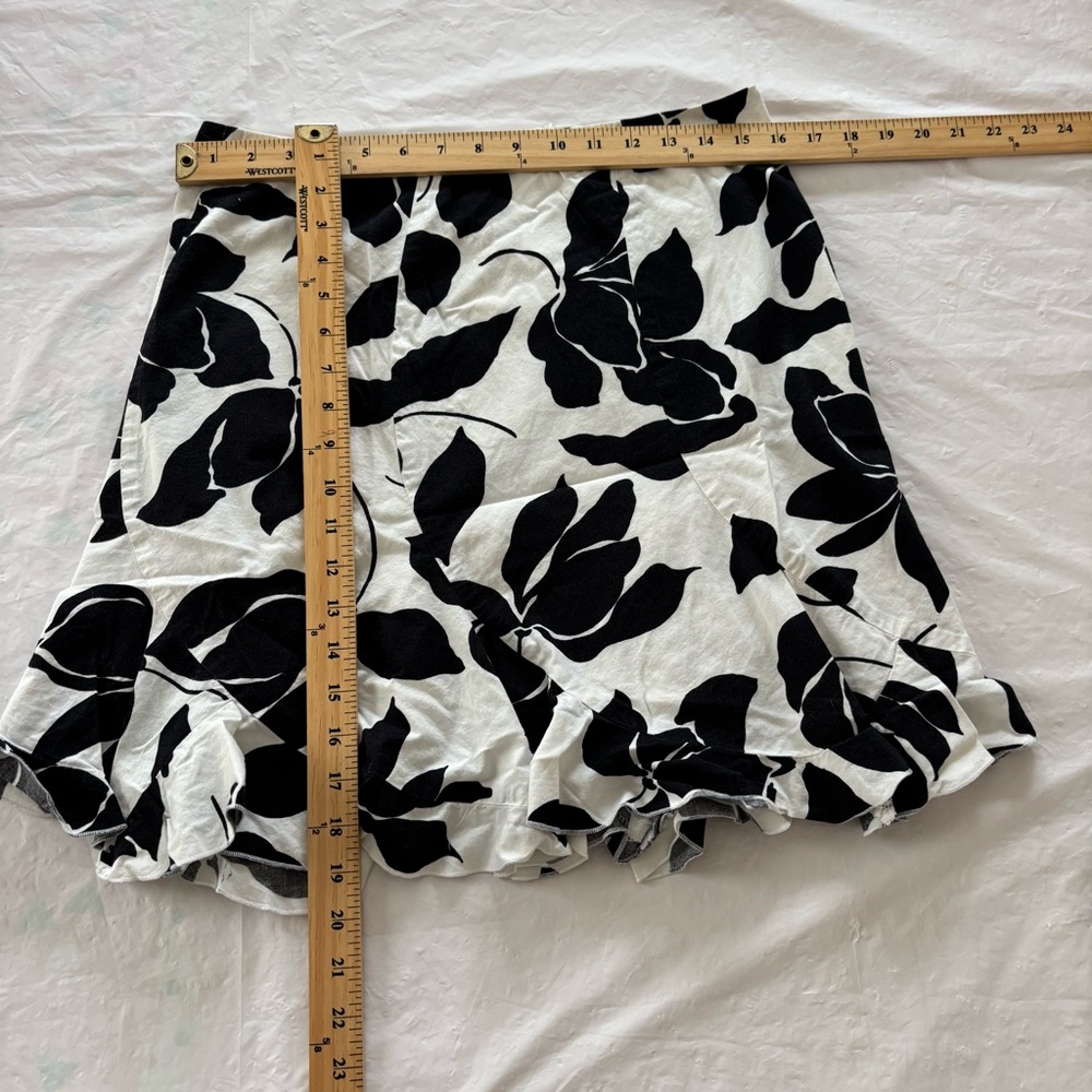 NWOT White House Black Market Black WhTE Leaf Print A-Line Ruffle Hem Skirt SZ 6 - Picture 4 of 10
